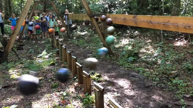 振り子の動きが魅惑的。16個のボウリングの玉を振り子運動させたデモンストレーション