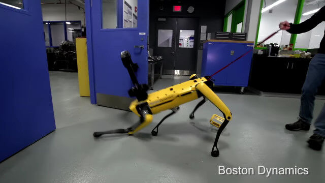ロボットに多大なストレスを与える、ボストン・ダイナミクス社恒例のテスト風景