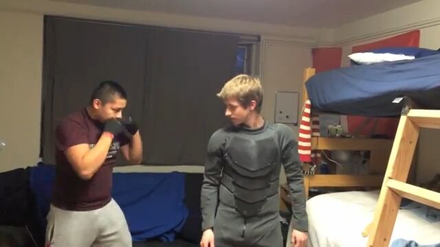 衝撃耐性はかなりのもの!バットマンに憧れて自作したバットスーツの性能テスト映像