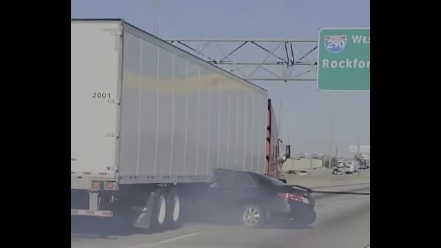 トラックの下に乗用車が潜り込む事故 →そのまま走り続けるトラックが目撃される