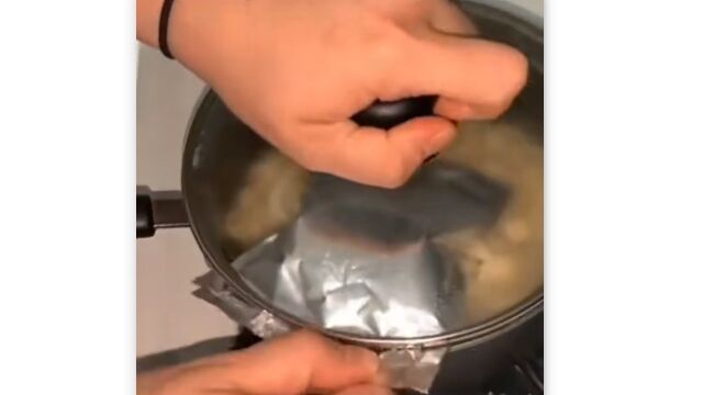 なるほど便利。レトルトパウチのソースを残さずお鍋に絞り出す方法