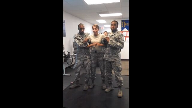 米空軍の女性兵士がテーザー銃を体験、あまりの衝撃につかんだのは藁ではなく……