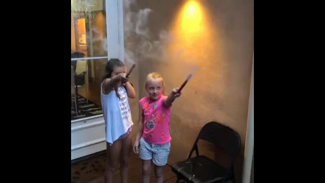 手持ち連発花火が怖くても手を離しちゃいけないよ、という教訓