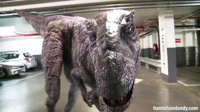 地下駐車場にラプトルが!呼び出した友人たちに恐竜をけしかけるドッキリ映像