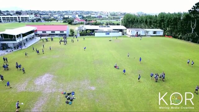 これは狙った一撃?はるか上空を飛ぶマルチコプターにサッカーボールを蹴り当てた、ニュージーランドの学生