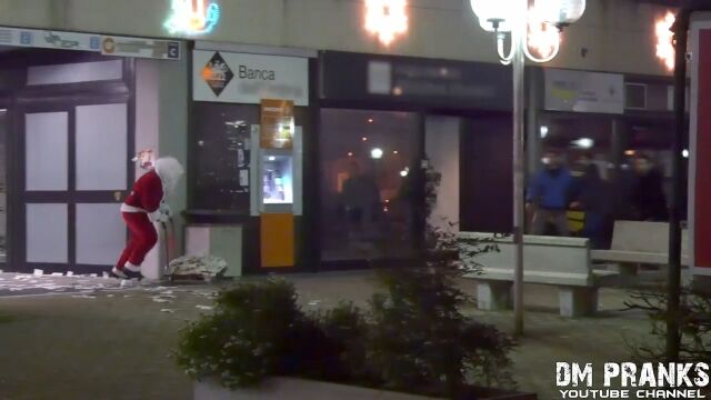 銀行強盗や爆弾設置!極悪サンタが恐ろしいホラードッキリ映像