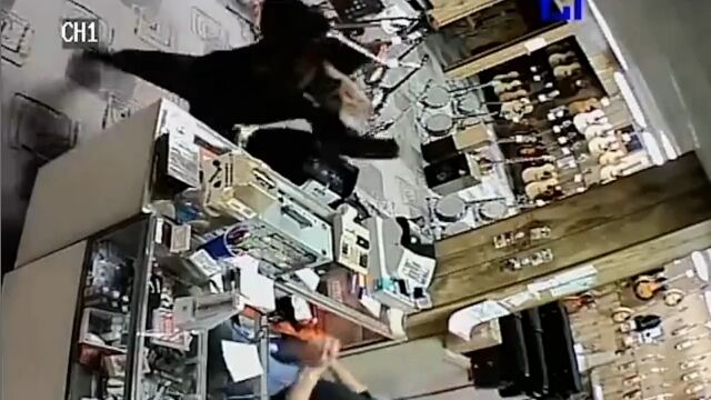 店員に銃を突きつけられた強盗が「死んだふり」で窮地を脱する珍事件