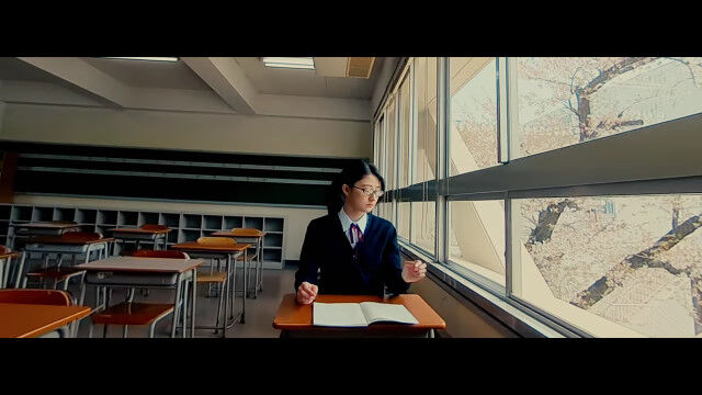 極小ドローンが教室内を安定飛行。女子校生たちの間を縫って飛ぶ映像が凄い