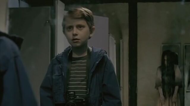 ホラー映画でありがちな、鏡を利用した恐怖演出映像集