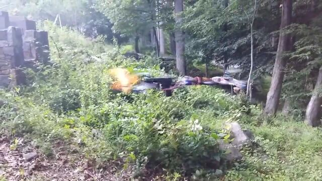 マルチコプターに拳銃を搭載、武器として使うことは充分実用的