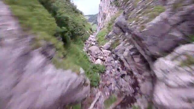さすがに怖すぎ。地面すれすれをウィングスーツで超低空飛行するダイバー視点映像