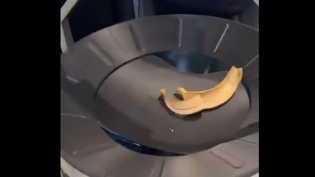 適当に乗せたゴミを、自動的に分別してくれるロボットゴミ箱