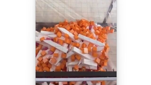 発泡スチロールをサイコロ状にカットする装置。バラバラになる発泡スチロールを眺めるのが気持ちいい