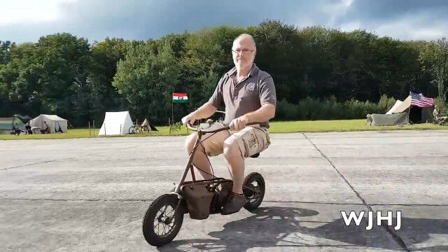 今なお動く黒歴史。第二次世界大戦中、イギリスで開発された折りたたみ式の小型軍用バイク、ウェルバイク