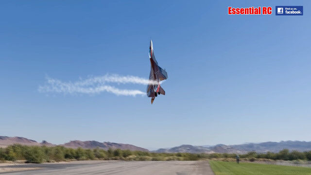 本物の飛行機じゃ不可能な挙動で踊るように飛ぶ、MiG-29の大型ラジコン飛行機