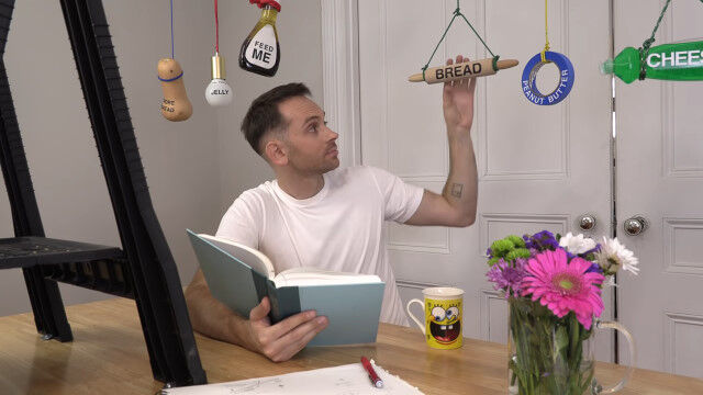 仕掛けがいろいろ凄い。紐を引くとサンドイッチが出来上がるピタゴラ装置