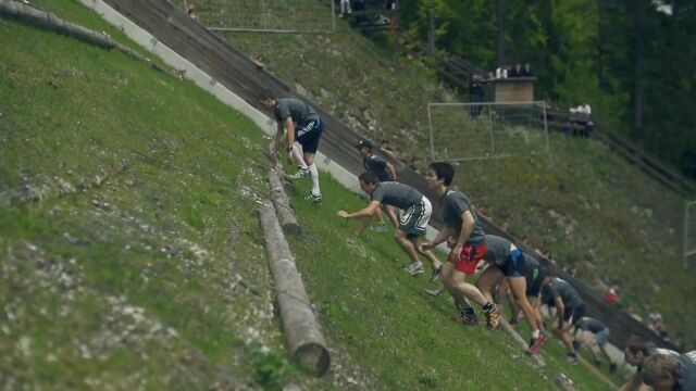 世界最大級のスキージャンプ場を駆け登る!心臓破りの400メートルレース The Steepest Race