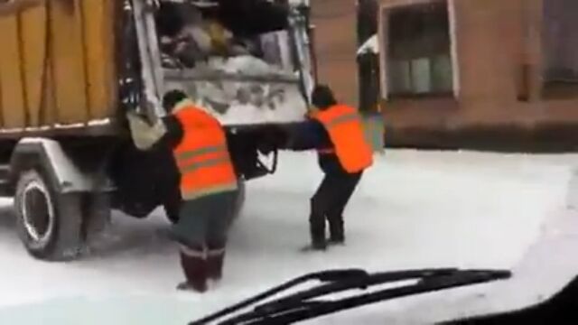 ゴミ収集車につかまって滑る、ロシアの清掃員が楽しそう