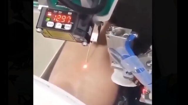 腕を入れると自動的に採血してくれる、全自動の採血マシーン