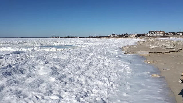 見渡す限りの海がすべて凍りついた、米オールドシルバービーチの驚くべき光景