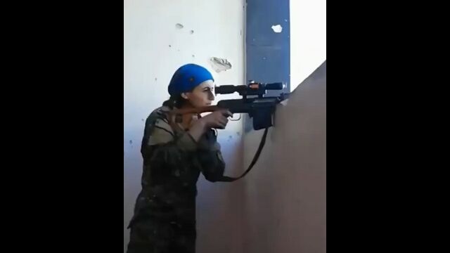 ギリギリのところでヘッドショットされずに済んだ女性スナイパー