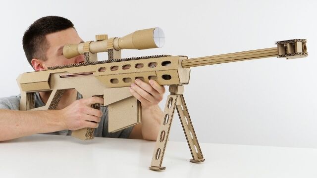 紙の銃弾を発射できる、ダンボールで作ったスナイパーライフルが凄すぎる