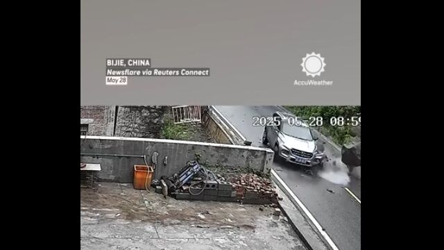 落石注意な場所で落石、走行中の車に直撃してしまう事故映像