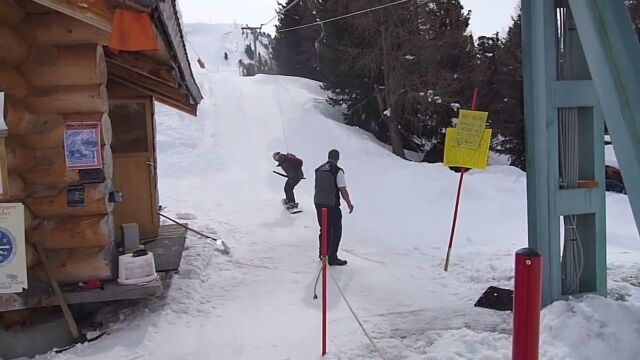 スキー場のTバーリフトに悪戦苦闘。なかなか乗れずにズッコケまくるスノーボーダー