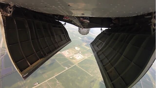 爆弾になった気分で落ちる、B-17戦略爆撃機からのスカイダイビング