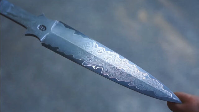 複雑な紋様が美しい。隕石を素材にダマスカス鋼のナイフを作る鍛冶職人