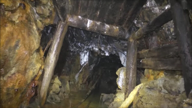 放棄されて水浸しの危険な廃坑を探検する男が凄い