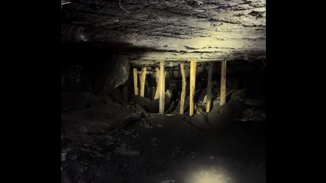 鉱山で木の柱が使われるのは、崩落の危険が音で判断できるからでは？という映像