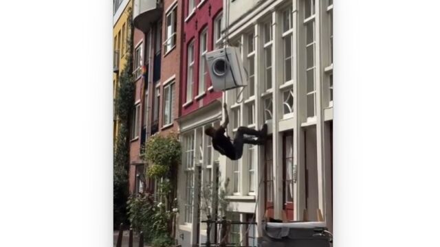 滑車で家電をアクロバティックに運ぶ、アムステルダムでの引越し作業