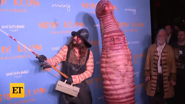 スーパーモデルのハイディ・クルムさん、巨大な「釣り餌のミミズ」に扮してハロウィンパーティーに参加