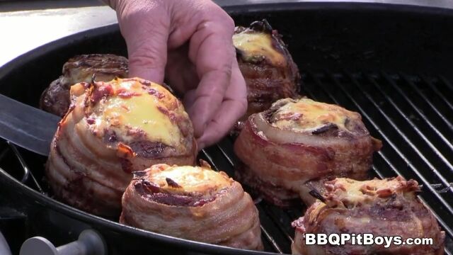 こんなの絶対ウマいじゃないか!肉を豪快に使ったビール缶・ベーコンバーガーの作り方