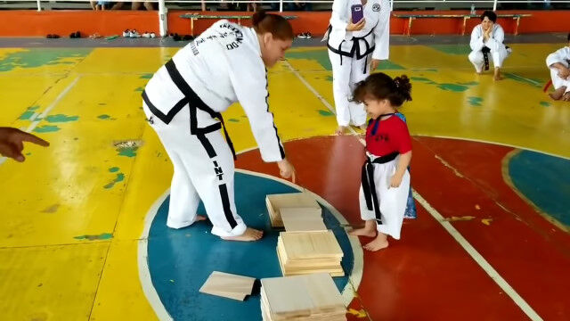3歳の少女に「この板を踏み割るんだよ」と教える行為のなんと難しいことか……