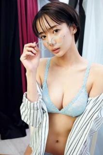 岡田紗佳、美バスト際立つ メガネ姿のアパレル店員に