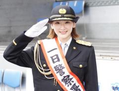 生駒里奈 新宿ｱﾙﾀ前で1日警察署長 交通安全遵守を呼び掛け！