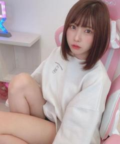 えなこ、赤いニーハイ網タイツにクラクラする。エロ可愛さ満点なトラサンタコス