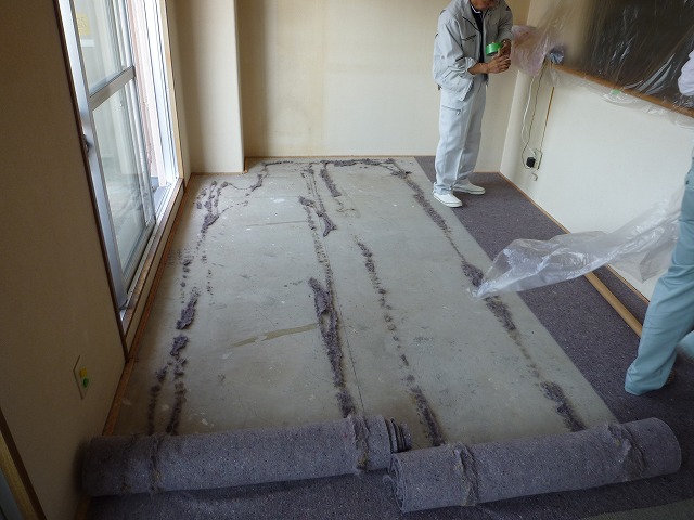 マンションの床を絨毯 じゅうたん からフローリング調クッションフロアーへ 愛媛の二代目住宅屋ブログ 新築 リフォームの参考にどうぞ マンションの床を絨毯 じゅうたん からフローリング調クッションフロアーへ 愛媛の二代目住宅屋ブログ 新築 リフォームの参考にどうぞ