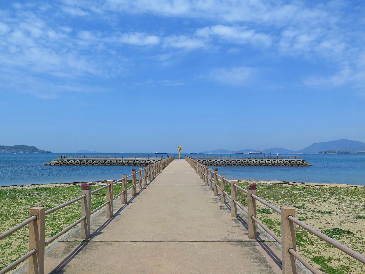 春の浜辺の植物採集 ひこっとらんどマリンビーチ 彦島太郎の壽印