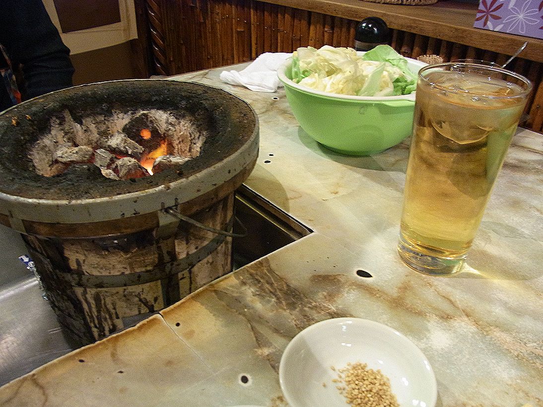餓る噛む 平和苑 まな板の上に猫
