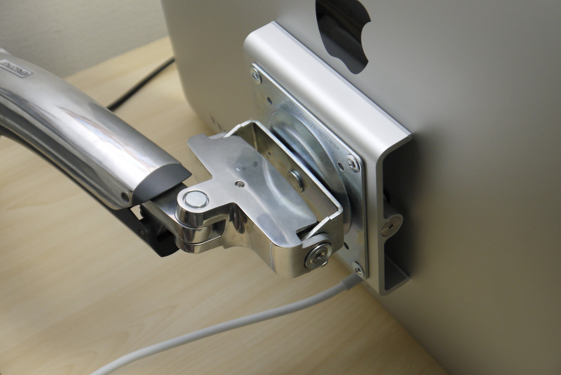 VESA Mount Adapterを使ってThunderboltディスプレイをエルゴ