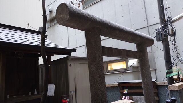 秋葉原駅前のビルに囲まれ隠れた神社 花房稲荷神社 Sfc修行 ときどき観光