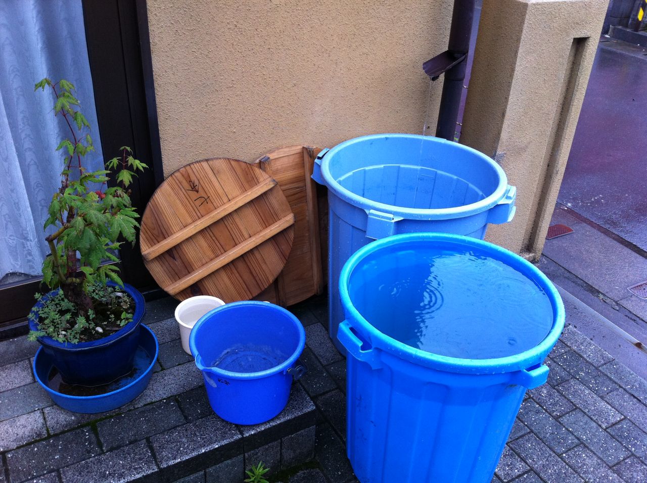 台風 雨水 貯め桶 廃物利用 合計1 840リットル 静岡県焼津市で地域密着の工務店 松永建築のブログ 木造建築専門です