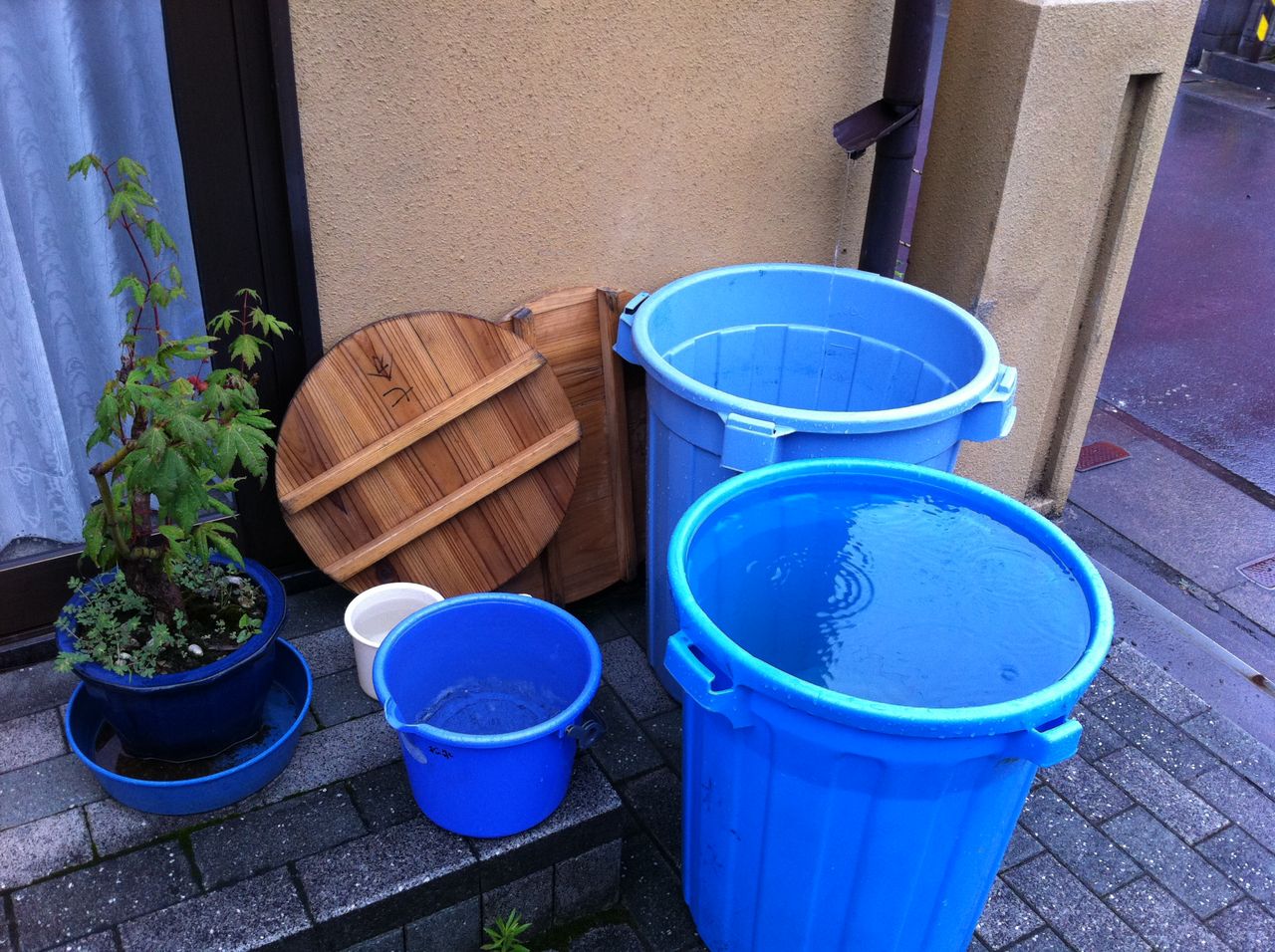 台風 雨水 貯め桶 廃物利用 合計1 840リットル 静岡県焼津市で地域密着の工務店 松永建築のブログ 木造建築専門です 台風 雨水 貯め桶 廃物利用 合計1 840リットル 静岡県焼津市で地域密着の工務店 松永建築のブログ 木造建築専門です