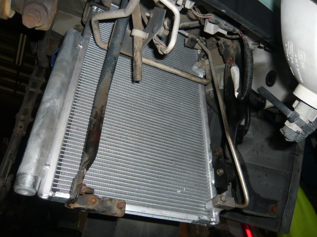 イスズ フォワード エアコン修理 コンデンサー交換 横浜 南区 港南バッテリー商会のお仕事ブログ