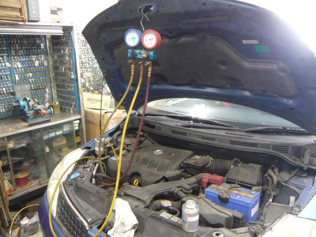 日産 ティーダ エアコンガス漏れ修理 横浜 南区 港南バッテリー商会のお仕事ブログ 日産 ティーダ エアコンガス漏れ修理 横浜 南区 港南バッテリー商会のお仕事ブログ