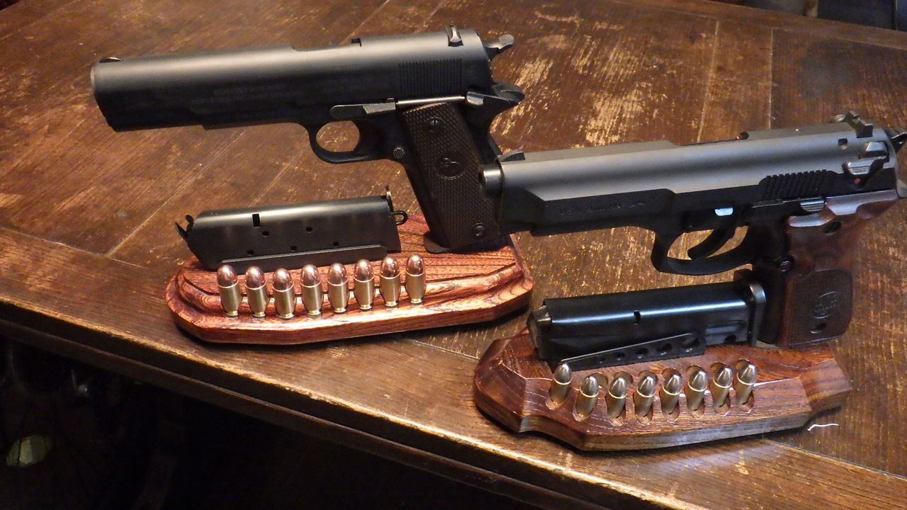 1911 ベレッタ ガンスタンド モデルガン 映画 空手 ウエスタン 歯科