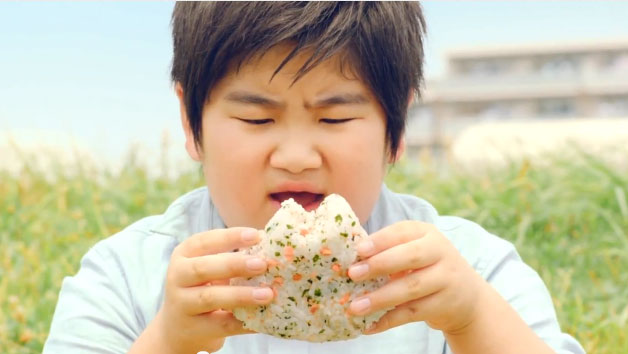 △△△ミツカン おむすび山 CM 「チャック違い編」動画 鏑木海智